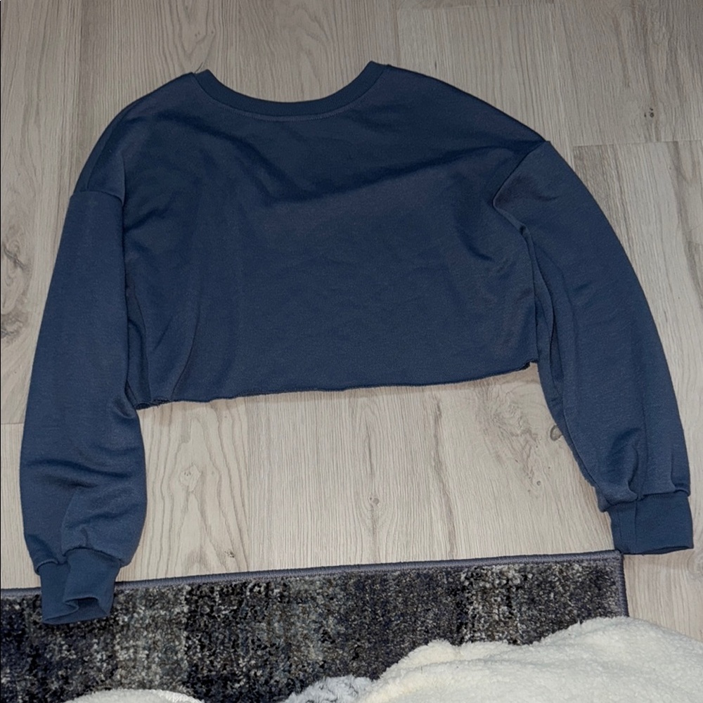SHEIN Blue Cropped Sweatshirt